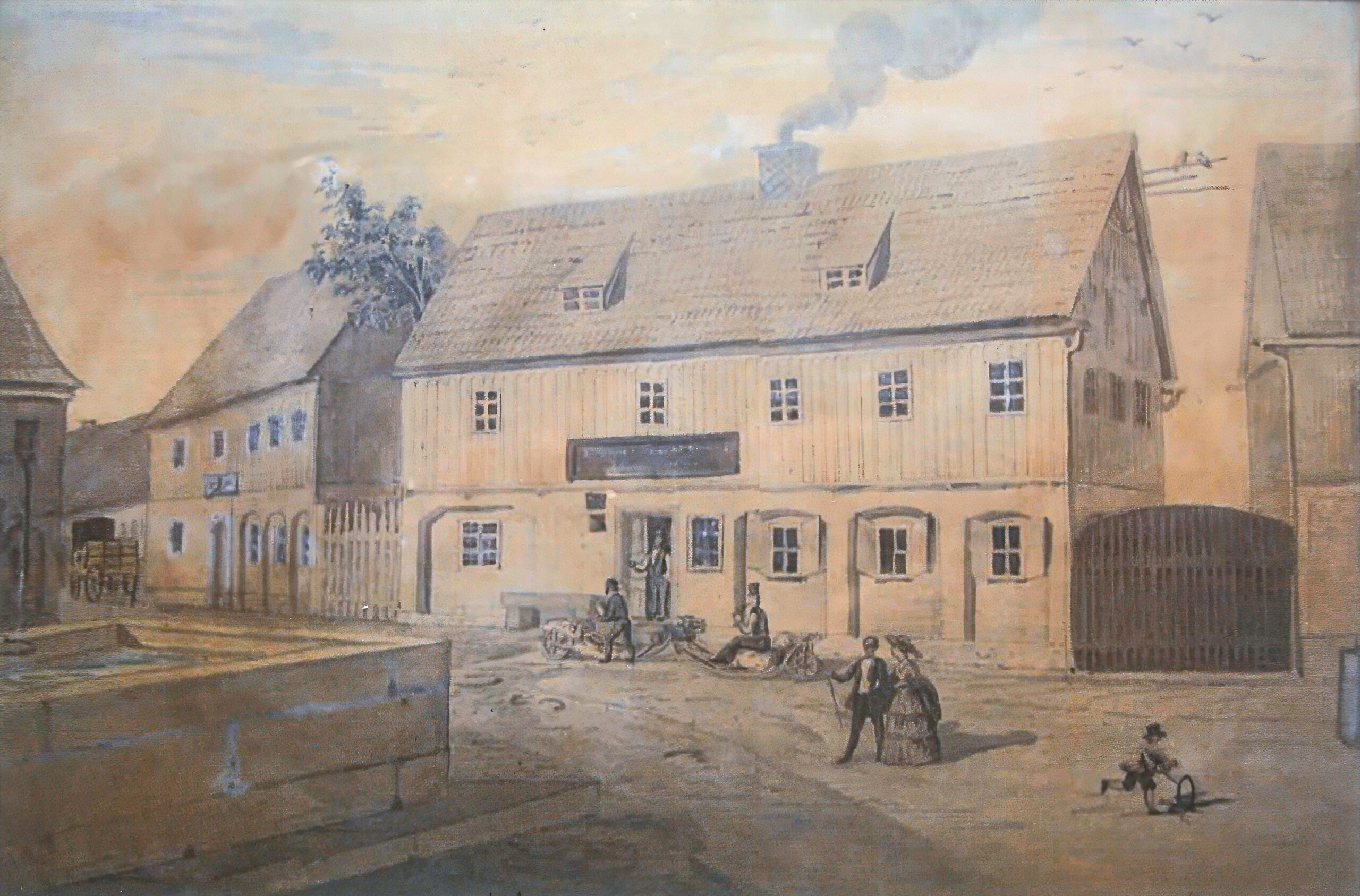 Eine sepiafarbene Zeichnung einer Dorfstraße aus dem 19. Jahrhundert zeigt ein großes Holzgebäude, aus dessen Schornstein Rauch aufsteigt, spazierende Menschen, zwei Pferdekarren und einen Brunnen im Vordergrund.